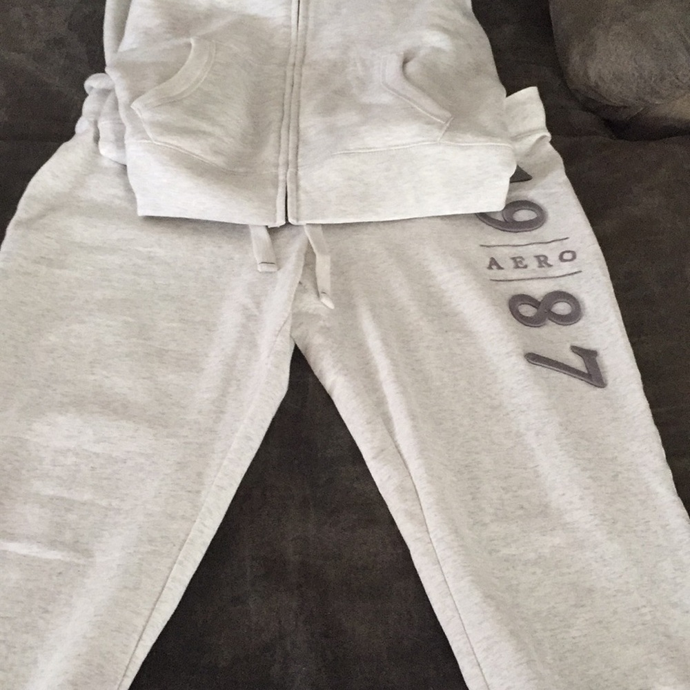 2 pairs of sweatpants and 2 matching hoodies. - Picture 4 of 4